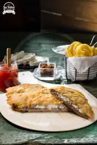 Cachopo de ternera relleno de cecina y queso de cabra
