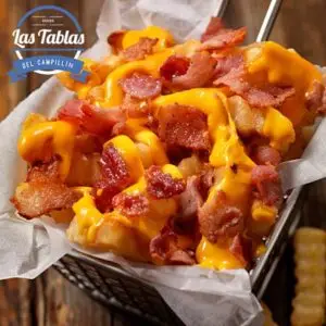 Patatas fritas con queso y bacon