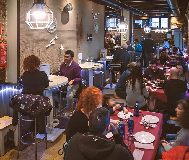 cabecera-comer-en-oviedo Ambiente Las Tablas del Campillín | Comida Tradicional Asturiana.